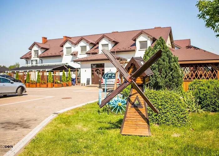 Gosciniec Zacisze - & Restauracja Blisko A2 - Uniejow Bed & Breakfast 3*