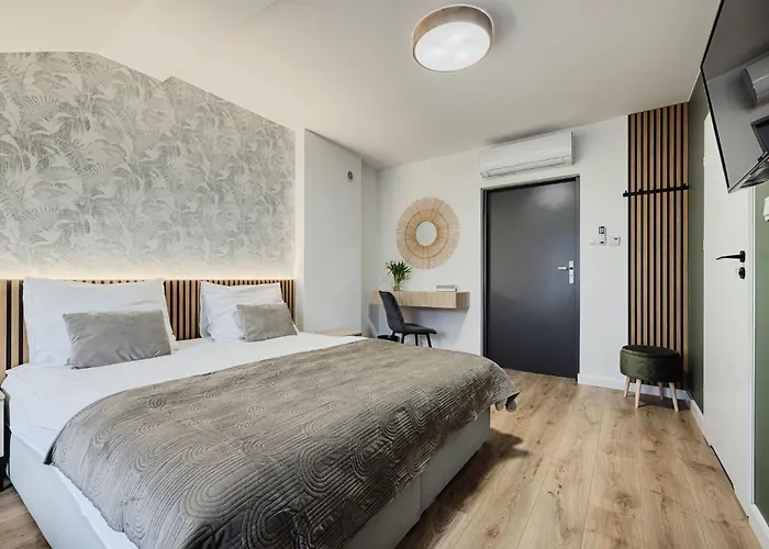 Gosciniec Zacisze - & Restauracja Blisko A2 - Uniejow Bed & Breakfast 3*